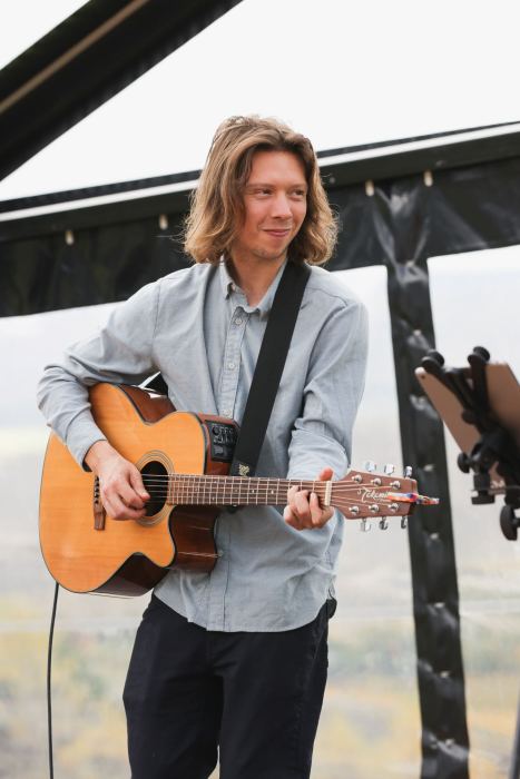 Alex Pyle performing